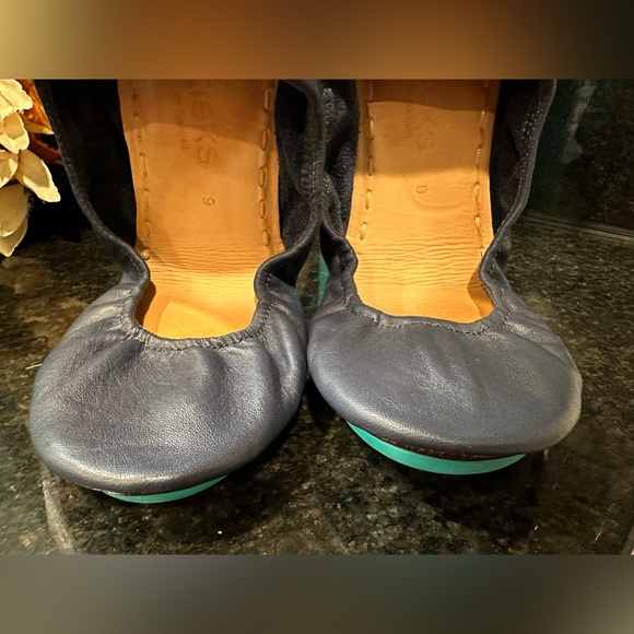 Tieks California Navy Size 9. EUC - Picture 9 of 10